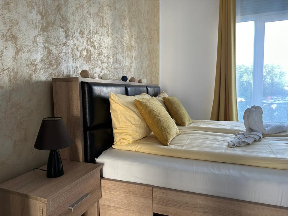 Bed, Bedroom, towels