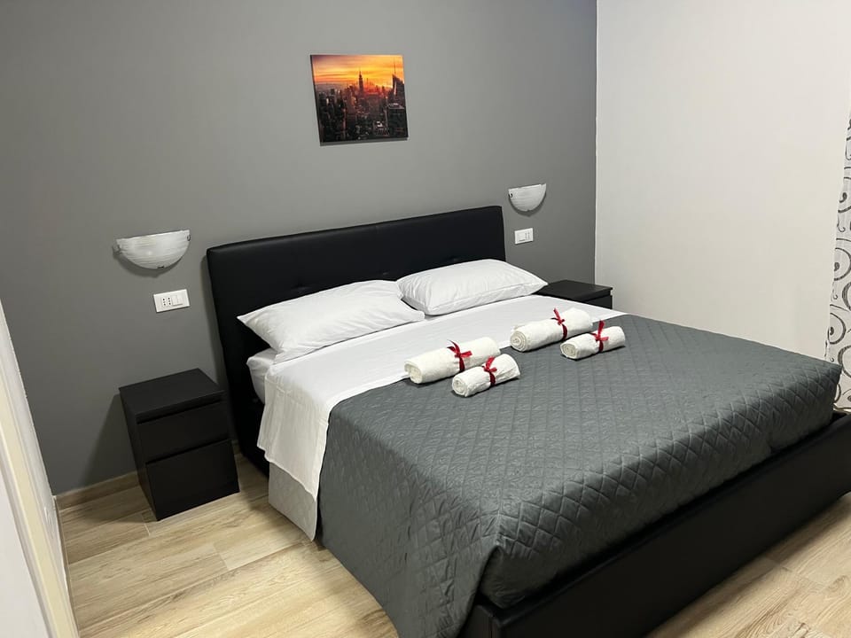 Bed, Photo of the whole room, Bedroom, towels
