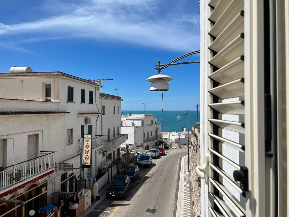 Sea view, Street view