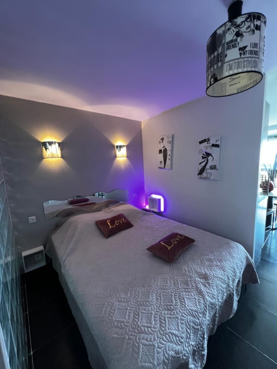 Photo of the whole room, Bedroom