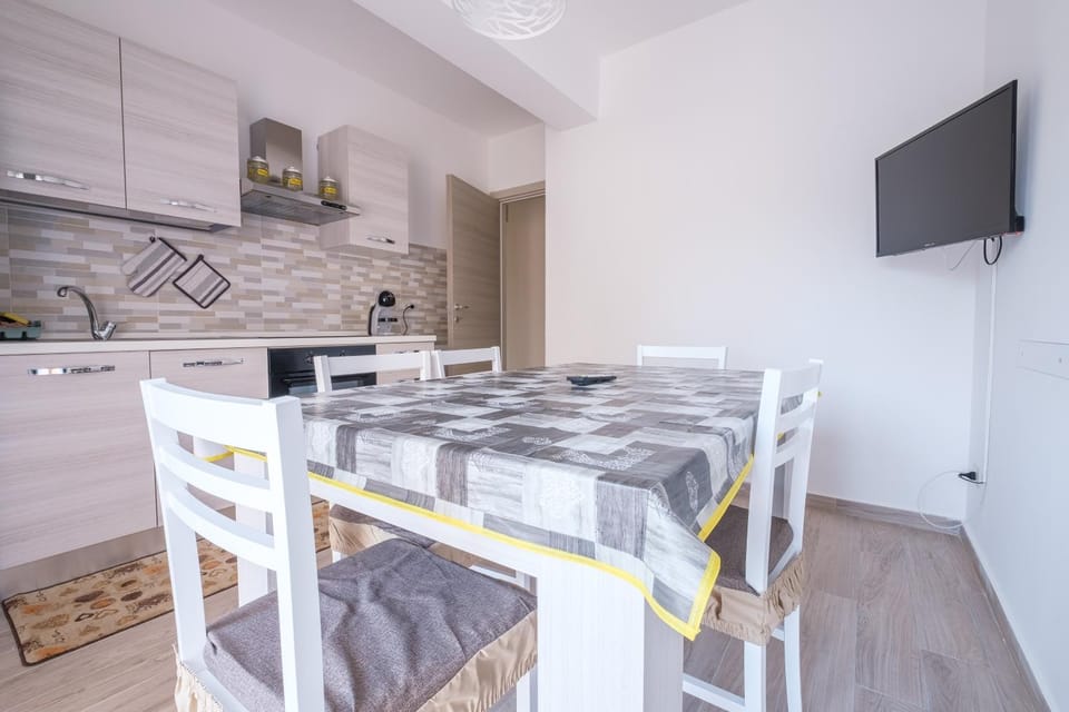 Property building, Kitchen or kitchenette, Living room