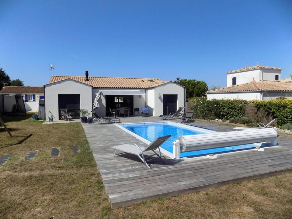 Property building, Day, Pool view, Swimming pool, sunbed