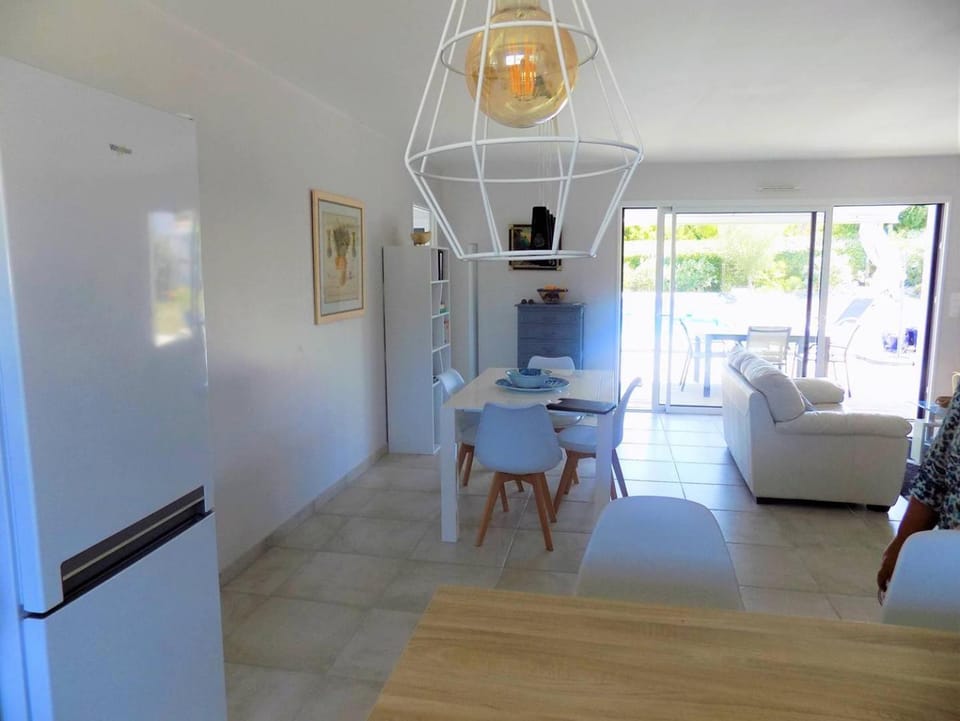 Kitchen or kitchenette, Living room, Seating area, Dining area, hair dresser