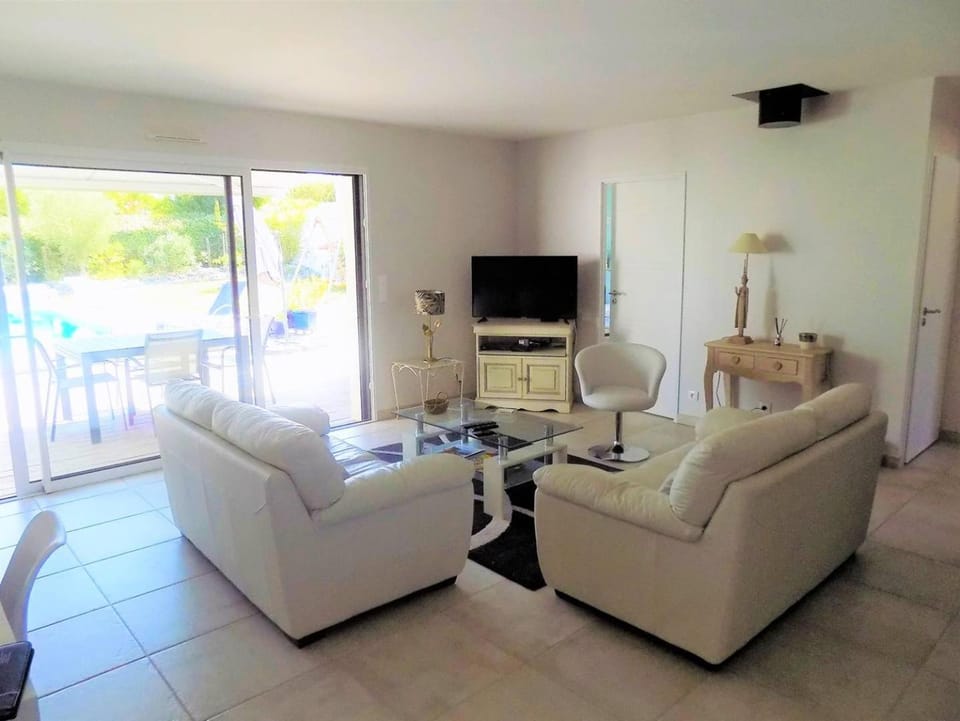 TV and multimedia, Living room, Seating area, Garden view, Pool view, hair dresser