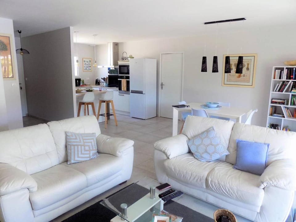 Kitchen or kitchenette, Living room, Seating area, Dining area, hair dresser