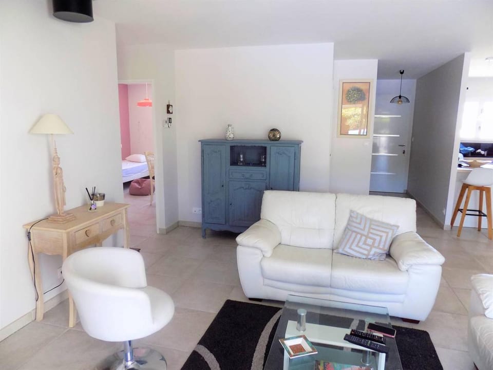 TV and multimedia, Living room, Decorative detail, Seating area, hair dresser