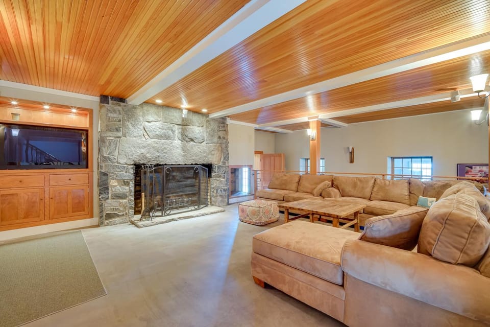 Wellness Retreat w/ Views! Upscale Marlboro Cabin Cabin in Vermont