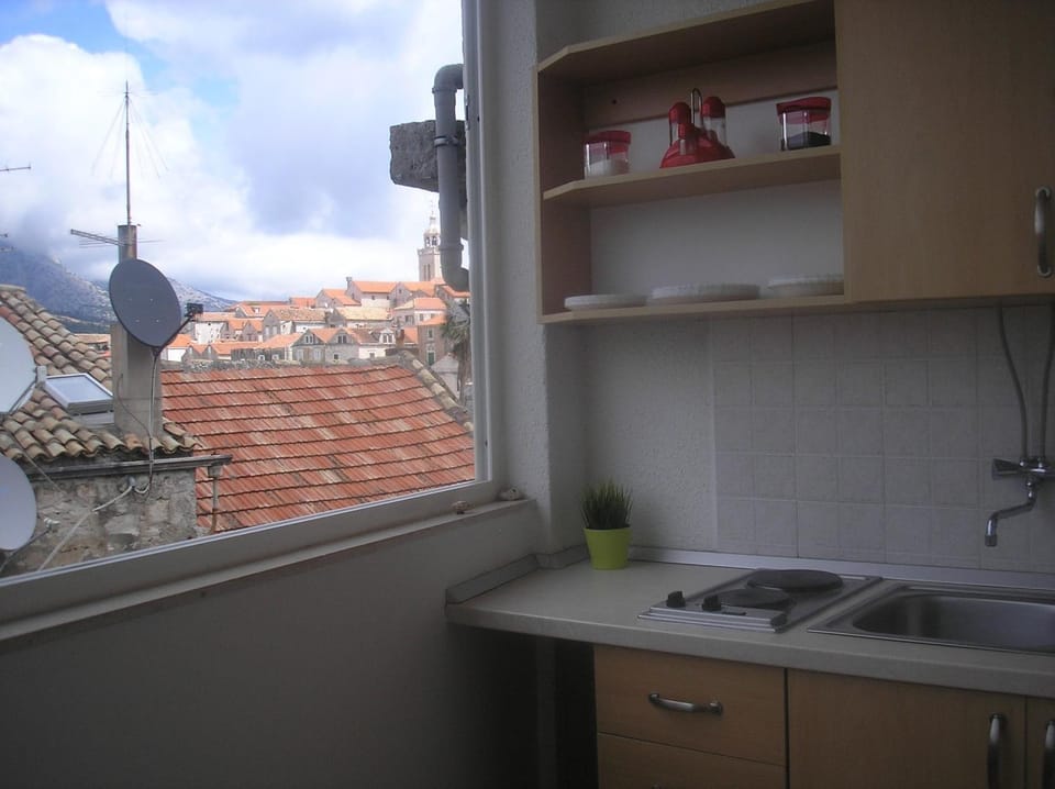 Kitchen or kitchenette, City view