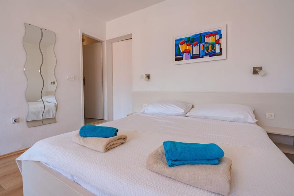 Bed, Photo of the whole room, Bedroom, towels