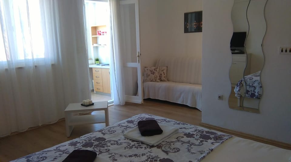 Bed, TV and multimedia, Other, Photo of the whole room, Seating area, towels