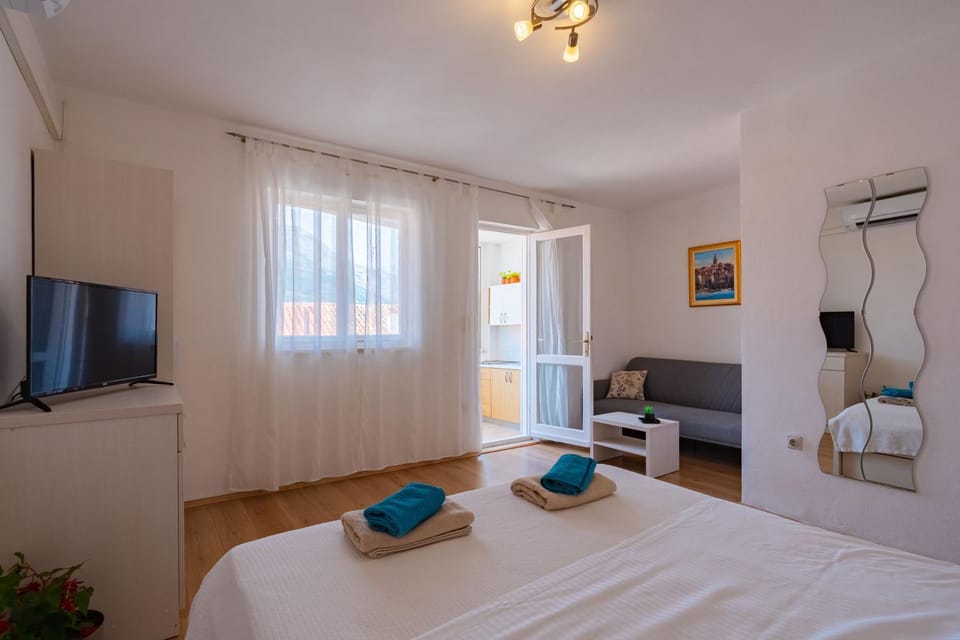 Bed, TV and multimedia, Photo of the whole room, Bedroom, towels, air conditioner