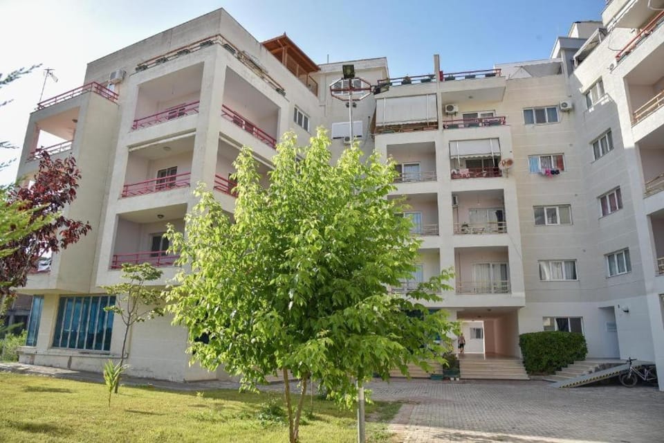 Property building, Spring, Day, Neighbourhood, Garden, Garden view