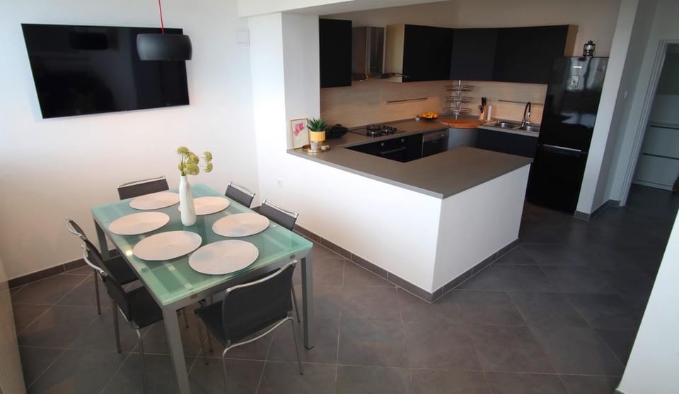 Kitchen or kitchenette, Dining area