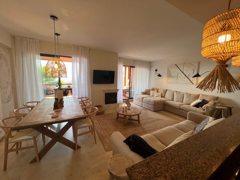 TV and multimedia, Living room, Seating area, Dining area