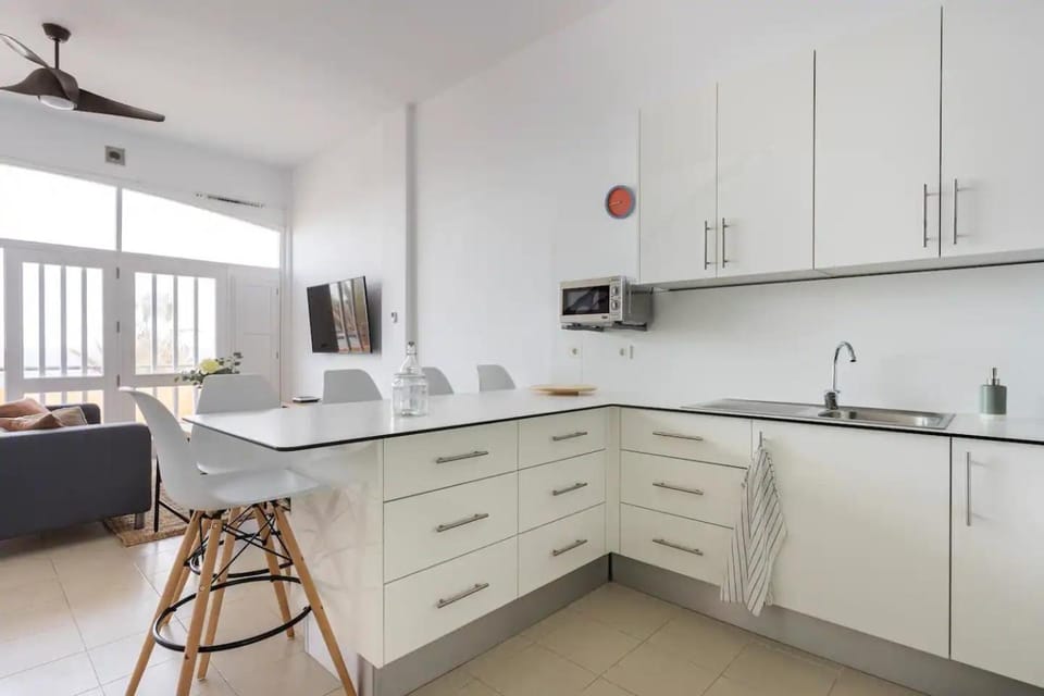 Kitchen or kitchenette, Dining area, fireplace, minibar, stove