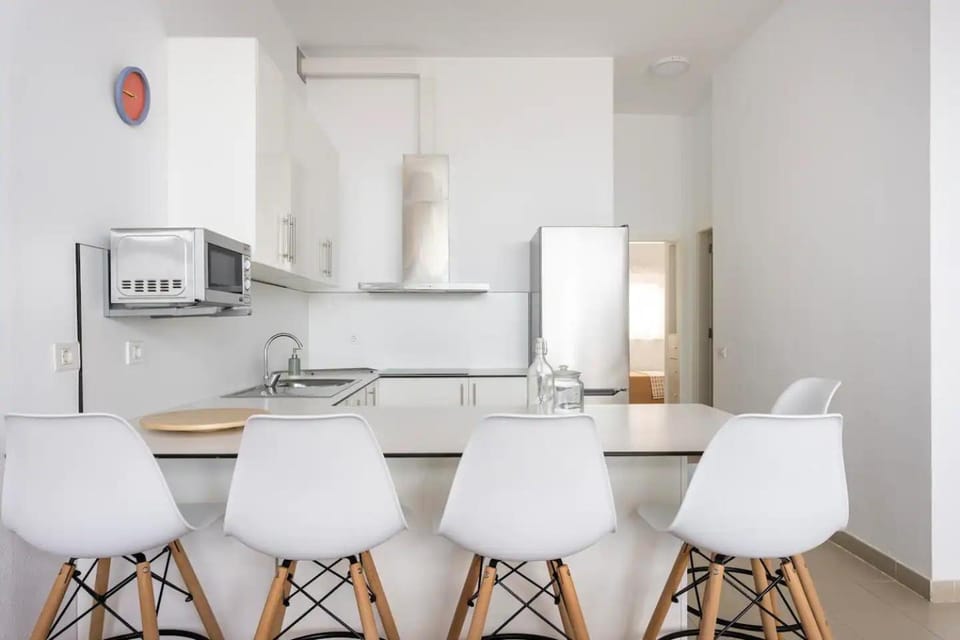 Kitchen or kitchenette, Dining area, minibar, toaster