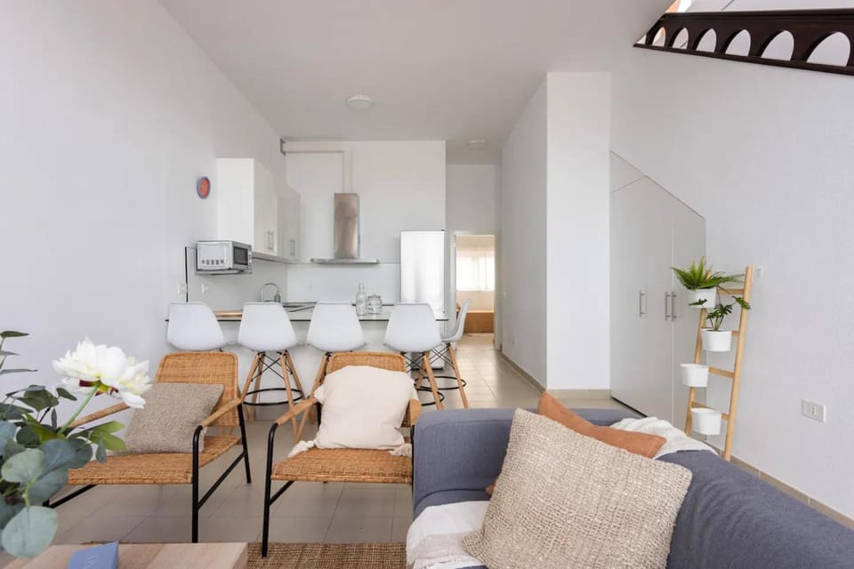 Kitchen or kitchenette, Living room, Seating area, Dining area