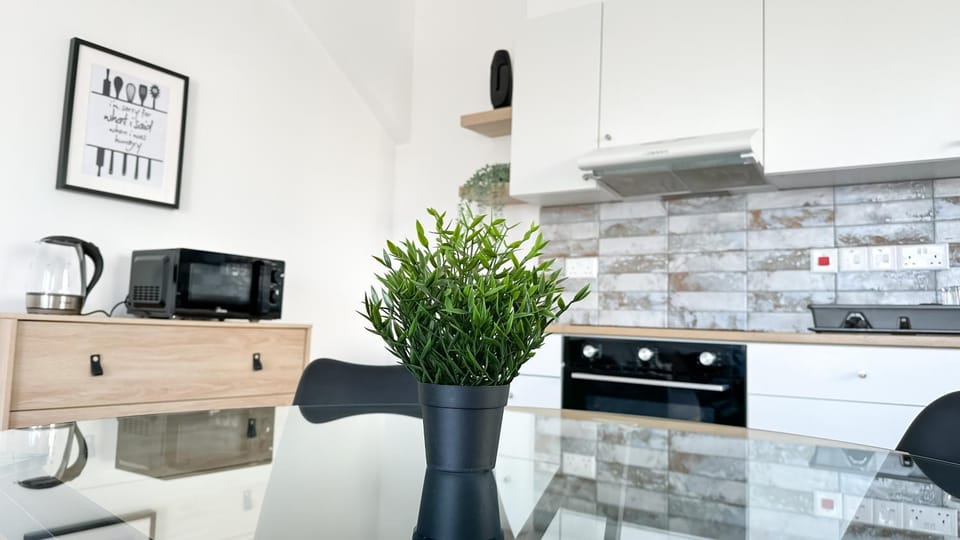 Kitchen or kitchenette, Dining area, minibar, pet friendly, stove, toaster