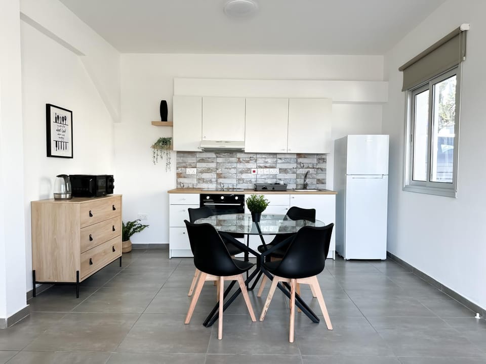 Kitchen or kitchenette, Dining area, minibar, pet friendly, stove