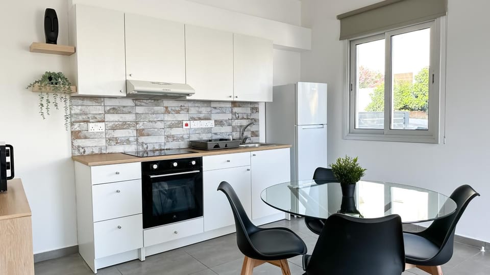 Kitchen or kitchenette, Seating area, Dining area, minibar, pet friendly, stove