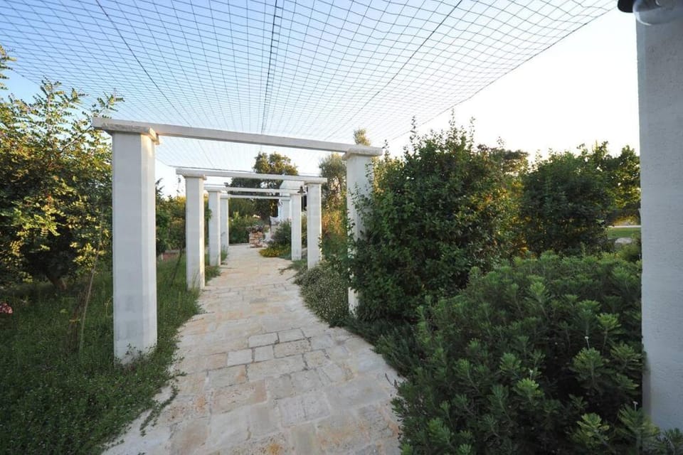 CASA NEL VERDE CON GIARDINO E PISCINA PRIVATA Villa in Apulia