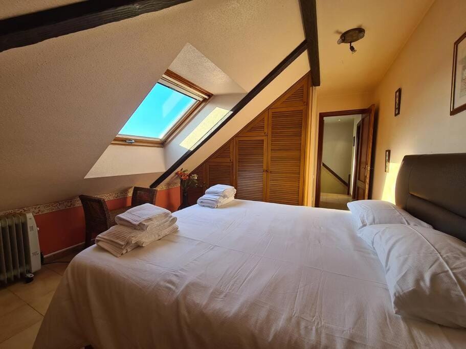 Bed, Photo of the whole room, Bedroom, towels