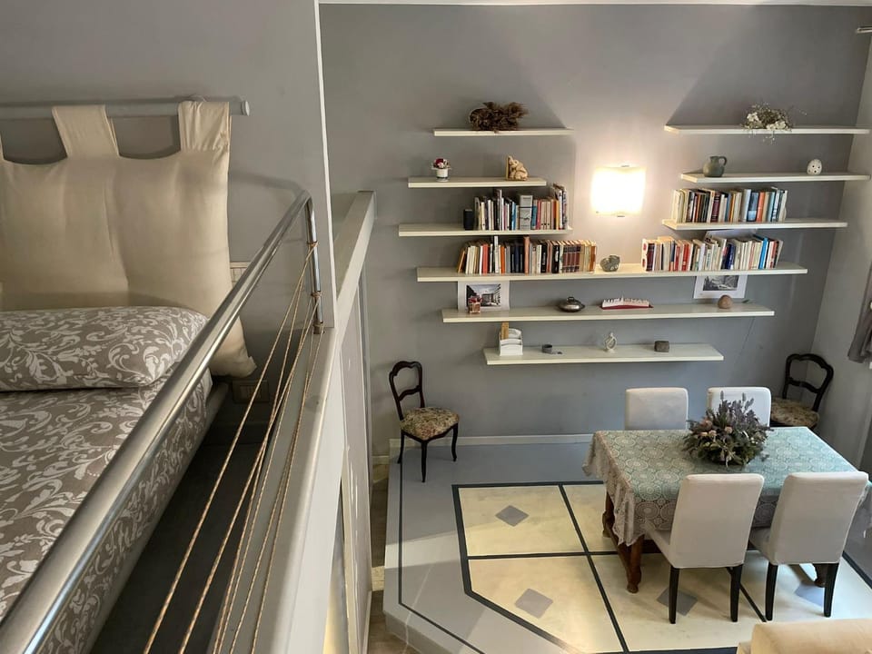 Bed, Living room, Photo of the whole room, Seating area
