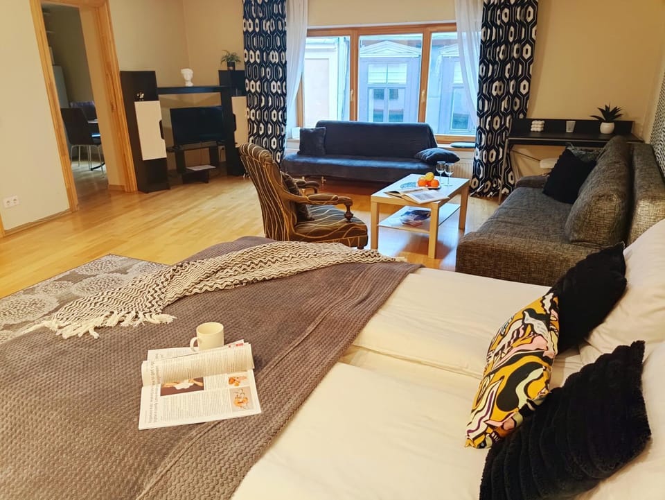 Bed, TV and multimedia, Living room, Photo of the whole room, Seating area, Bedroom