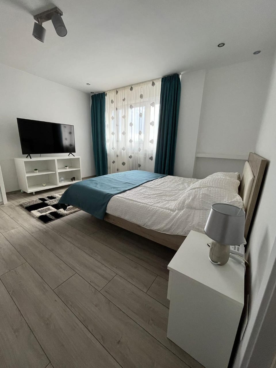 Bed, TV and multimedia, Evening entertainment, Bedroom