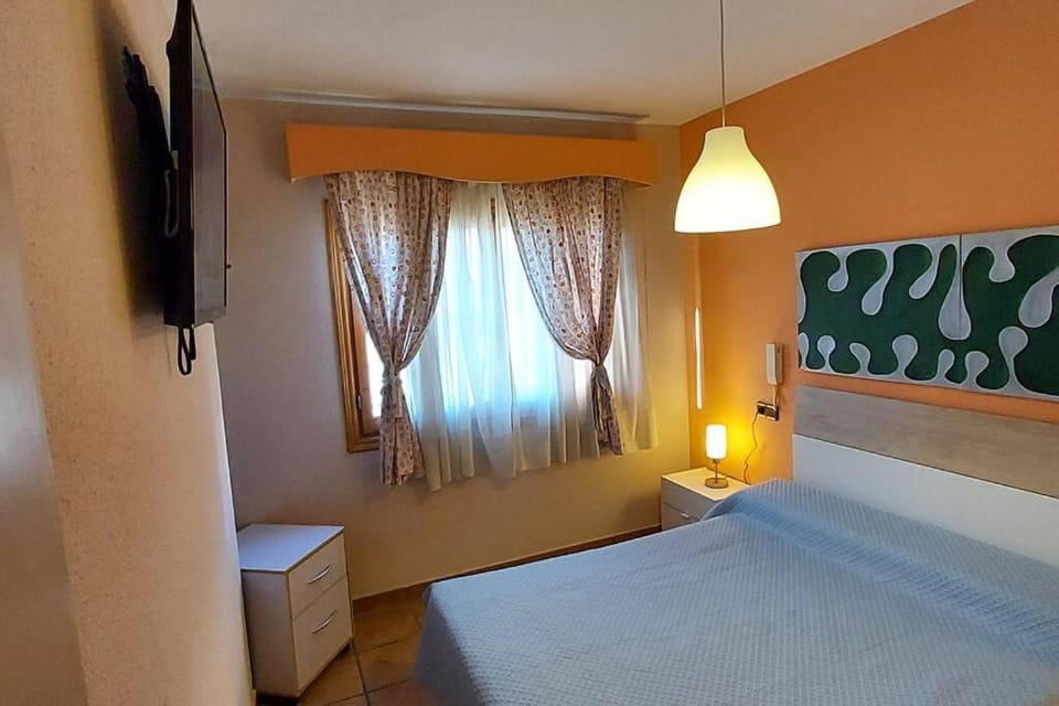 Bed, TV and multimedia, Bedroom
