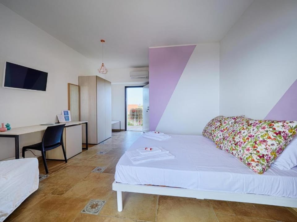 TV and multimedia, Photo of the whole room, Bedroom