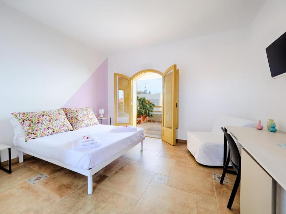 Bed, TV and multimedia, Photo of the whole room, Bedroom