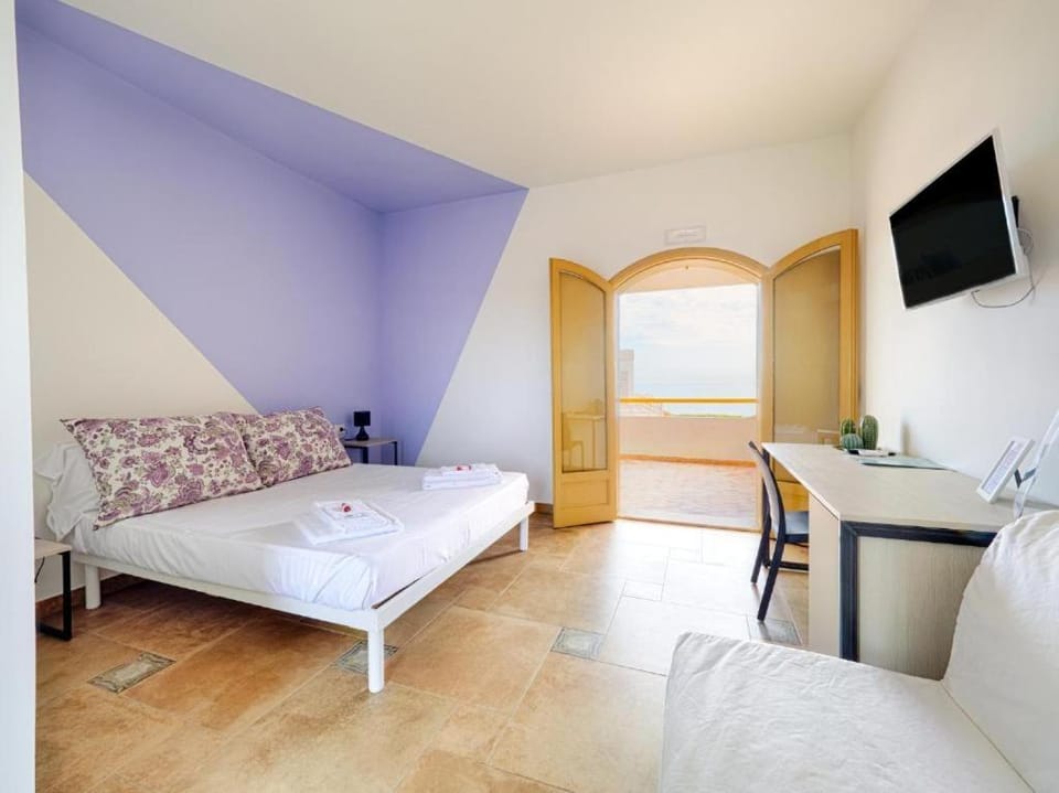Bed, TV and multimedia, Photo of the whole room, Bedroom