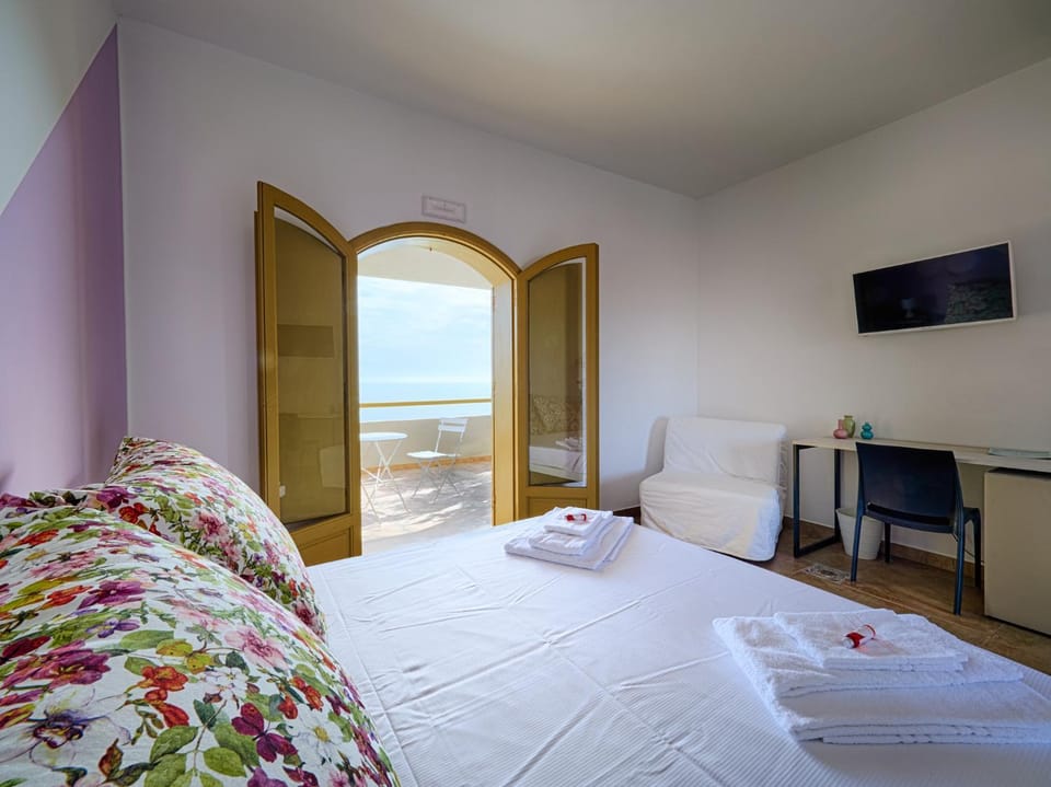 Bed, TV and multimedia, Photo of the whole room, Bedroom, towels