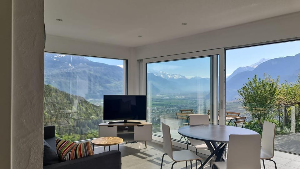Communal lounge/ TV room, Natural landscape, TV and multimedia, View (from property/room), Balcony/Terrace, Living room, Seating area, Dining area, Mountain view