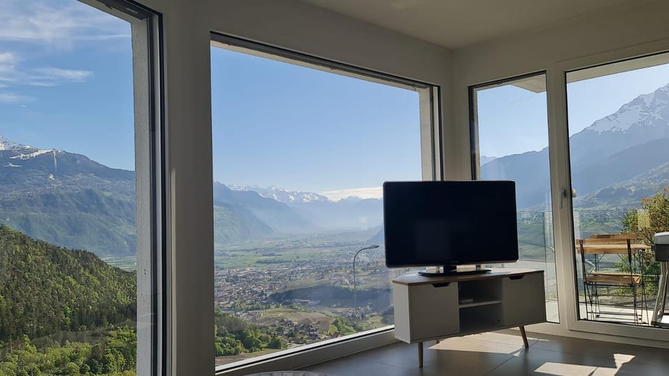 Communal lounge/ TV room, Natural landscape, TV and multimedia, View (from property/room), Balcony/Terrace, Mountain view