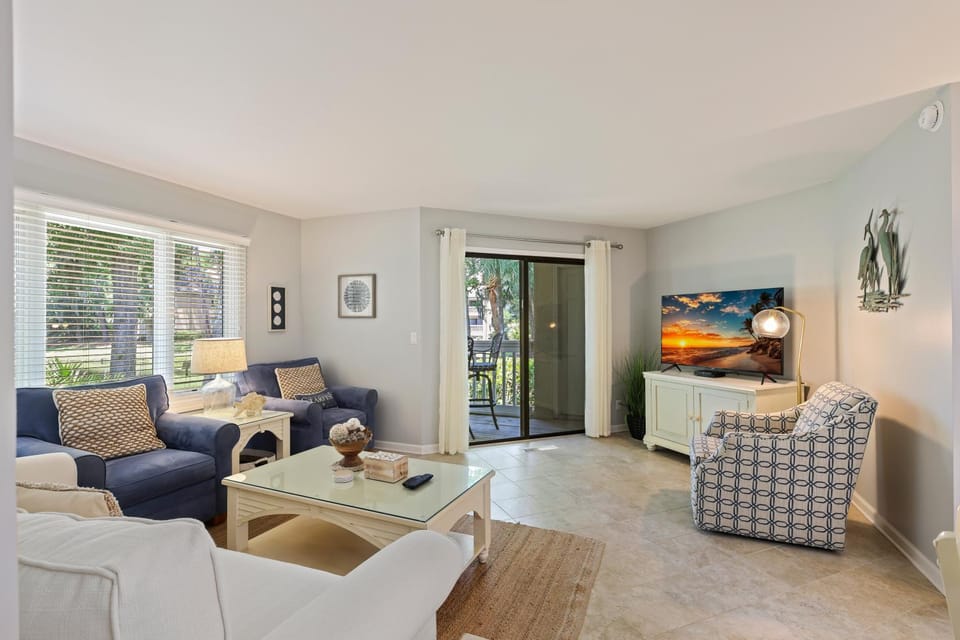 Wonderful 2 BR w King and 2 Twins Large screen TVs Bikes & Beach Gear included House in Hilton Head Island