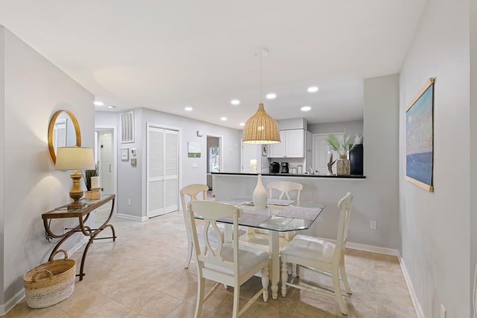 Wonderful 2 BR w King and 2 Twins Large screen TVs Bikes & Beach Gear included House in Hilton Head Island