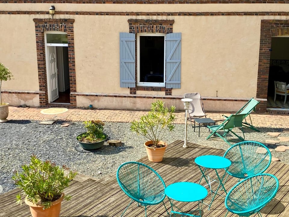 Property building, Patio, Balcony/Terrace, sunbed