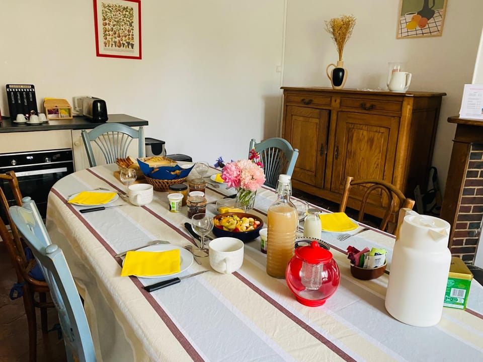 Coffee/tea facilities, Dining area, Breakfast, Continental breakfast