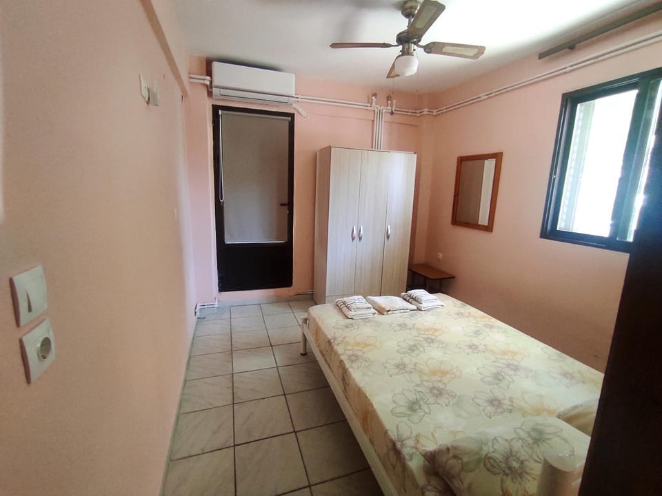 Bed, Photo of the whole room, Bedroom, fireplace, air conditioner