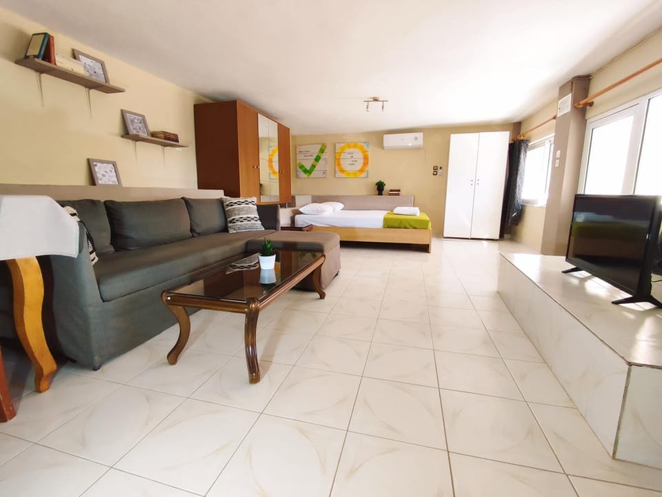 Bed, Photo of the whole room, Seating area, air conditioner