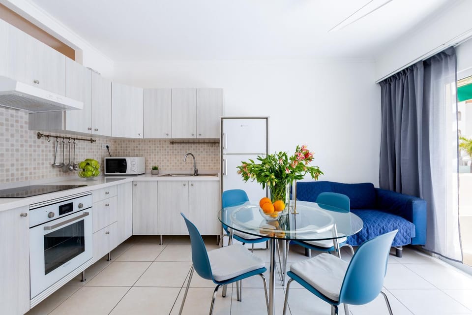 Living room, Seating area, Dining area, minibar, pet friendly, stove
