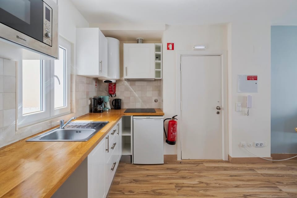 Coffee/tea facilities, Kitchen or kitchenette, dishwasher, microwave, stove