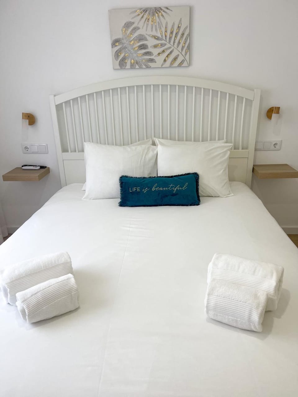 Bed, Photo of the whole room, Bedroom, towels