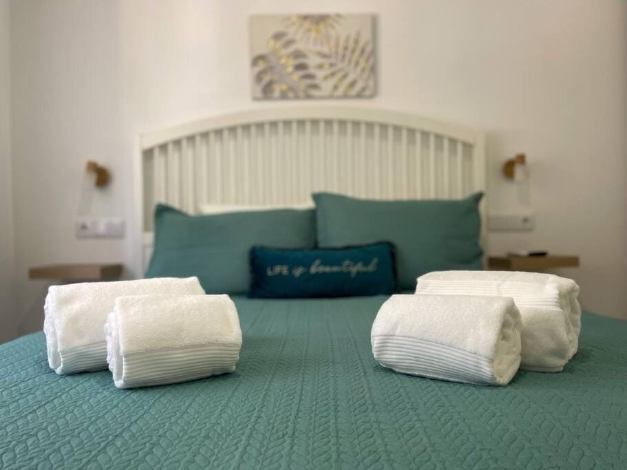 Bed, Bedroom, towels