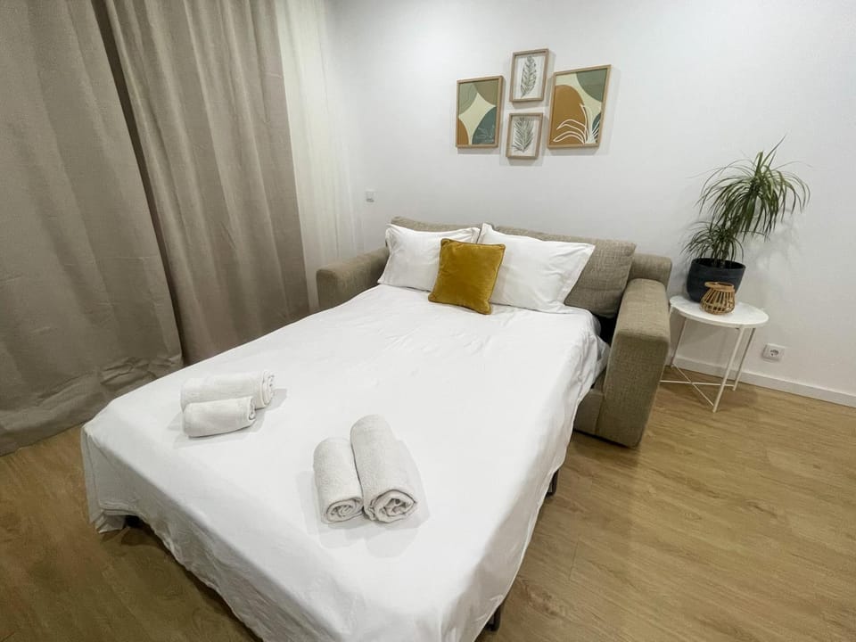 Bed, towels