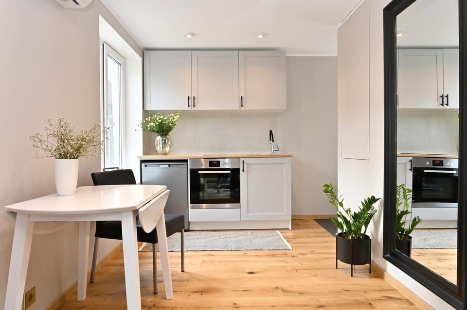 Kitchen or kitchenette, Dining area
