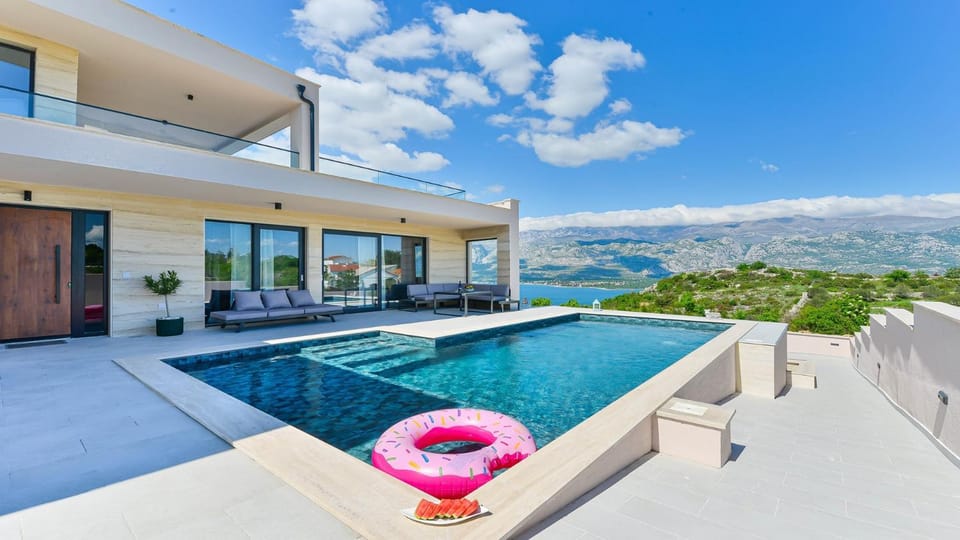 Villa Zariva with pool and panoramic mountain and Villa in Zadar County