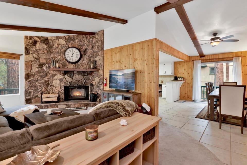 Casa Bosque- Central Modern Fox Farm Log Cabin Retreat- Hot Tub- Fenced- Pets Cabin in Big Bear
